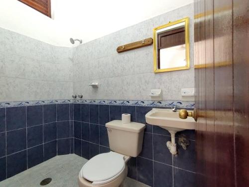 uma casa de banho com um WC e um lavatório em Hotel Naxhiely em Puerto Escondido