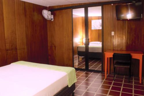 Habitación pequeña con 1 cama, escritorio y 1 dormitorio. en Casa Central completa, en Santa Ana
