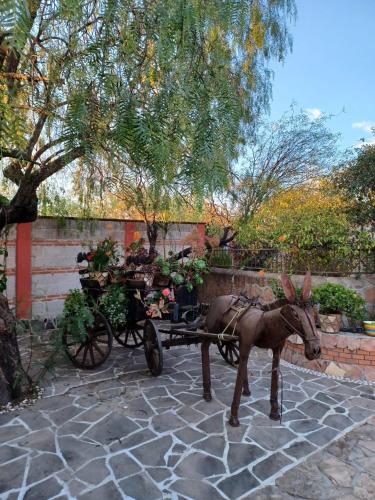 a statue of a horse pulling a cart at CASONA DOS VIDAS in El Sauz Tequisquiapan