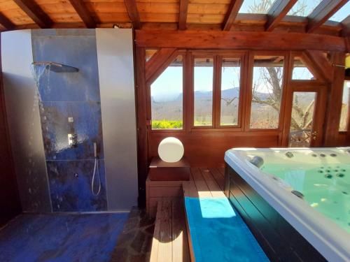 y baño grande con bañera y ducha. en Podere I Casaloni - La casa nel bosco en Torniella