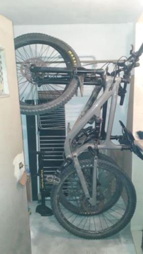 Una bicicleta colgada de una pared en una habitación en VRENI LODGE en Finale Ligure