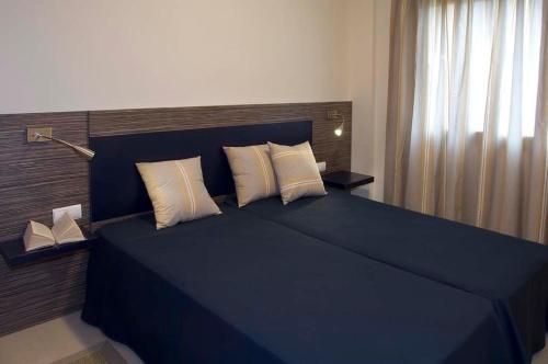 מיטה או מיטות בחדר ב-Apartaments Terraza - Salatà Mar
