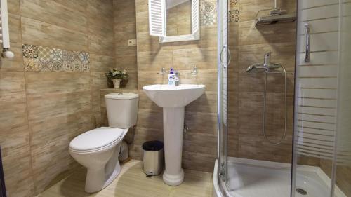 La salle de bains est pourvue de toilettes, d'un lavabo et d'une douche. dans l'établissement 4 Bedroom Apartment on Liberty Square, à Tbilissi
