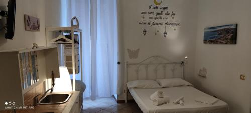 una piccola camera con letto e lavandino di Sweet Home a Napoli