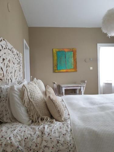 Un ou plusieurs lits dans un hébergement de l'établissement Escale Chambre d'hôtes Au coeur du vieux Profondeville entre Namur et Dinant