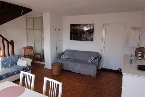 un salon avec un lit et un canapé dans l'établissement 3 pièces Deauville Centre + wifi, à Deauville