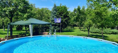 Piscina a Secret Garden Camping o a prop