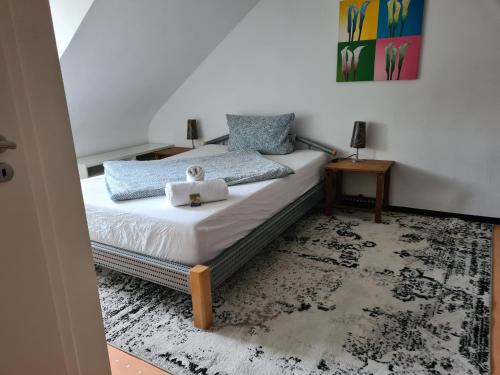 シュヴェツィンゲンにあるFerienwohnung Schwetzingenの小さなベッドルーム(ベッド1台、テーブル付)