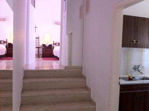 korytarz ze schodami prowadzącymi do salonu w obiekcie Chris Studios & Apartments w mieście Lechaio