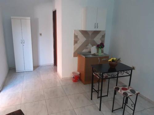 cocina con mesa pequeña y encimera en Adorable monoambiente en Asunción en Asunción