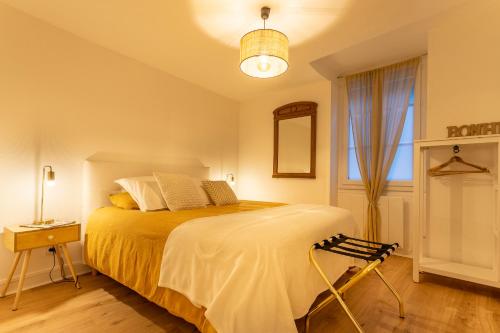 Un dormitorio con una cama grande y una ventana en La Venise de Sologne, en Romorantin-Lanthenay