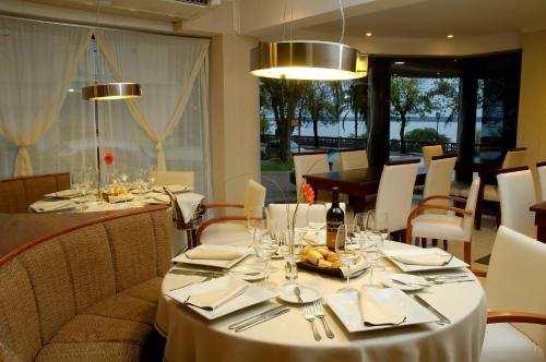 a dining room with a table with plates and glasses at Costarenas Hotel & Spa in Colón