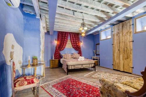 sypialnia z niebieskimi ścianami i łóżkiem w pokoju w obiekcie Fatma Hanoum boutique hotel w mieście Rodos
