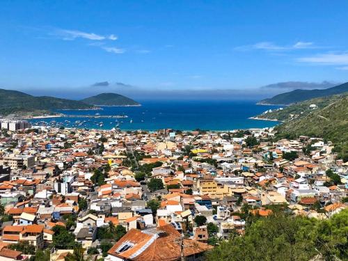 a view of a city with the ocean in the background at Sentinelas do Mar in Arraial do Cabo