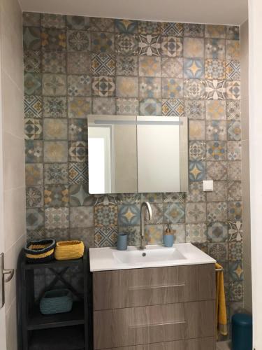 un baño con lavabo y espejo en Quinta Nova 103, en Alvor