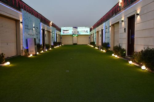 dziedziniec budynku z zielonym trawnikiem w obiekcie منتجعات وشاليهات اريا Aria Resorts and Chalets w Rijadzie