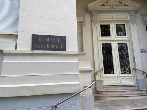 a building with a sign that reads no shrink coil bubble at Studio (Coup de Coeur) Wimereux in Wimereux