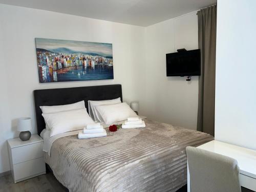 1 dormitorio con 1 cama con 2 toallas en Rooms Marija, en Split