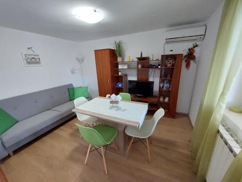 Kuchyň nebo kuchyňský kout v ubytování Apartmani Ana