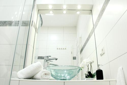 Ett badrum på SECRET HIDEAWAYS cozySTUDIO 2 superior Apartment mit WiFi nahe Uni l Messe l Flughafen l Zoo