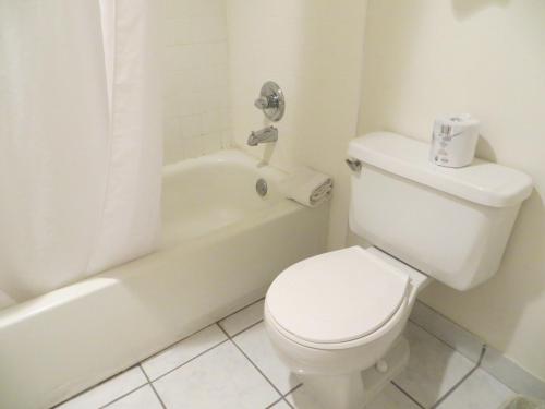 Un baño de Days Inn by Wyndham Cave City