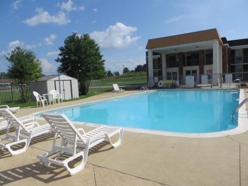 La alberca dentro o cerca de Days Inn by Wyndham Cave City