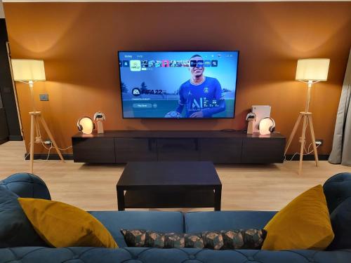 a living room with a tv and a couch at SPAre-Time - Exclusive and Unique Apartment! 18+ in Oradea