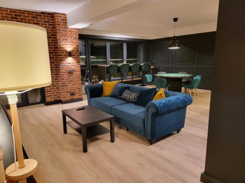 sala de estar con sofá azul y mesa en SPAre-Time - Exclusive and Unique Apartment! 18+ en Oradea