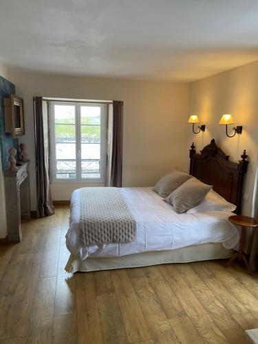 a bedroom with a large bed and a window at Domaine du Vidal in Camps