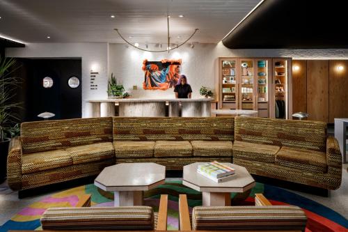 The Drake Hotel في تورونتو: غرفة معيشة مع أريكة وطاولة