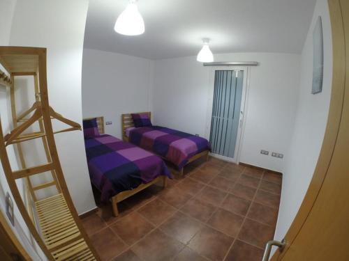 um quarto com duas camas e uma escada em Villa Sol em Corralejo