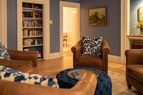 uma sala de estar com duas cadeiras e um sofá em OneSixtyFive, The Inn on Park Row em Brunswick
