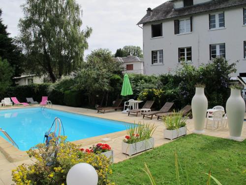 a backyard with a swimming pool and a house at Logis Deshors-Foujanet in Chamboulive