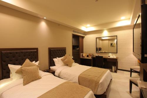 Una cama o camas en una habitación de Peerless Hotel Kolkata