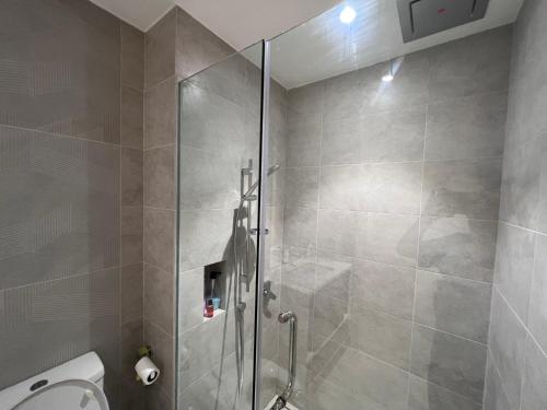 La salle de bains est pourvue d'une cabine de douche et de toilettes. dans l'établissement Luxury Residence Hill10 iCity Shah Alam FREE PARKING WIFI, à Shah Alam