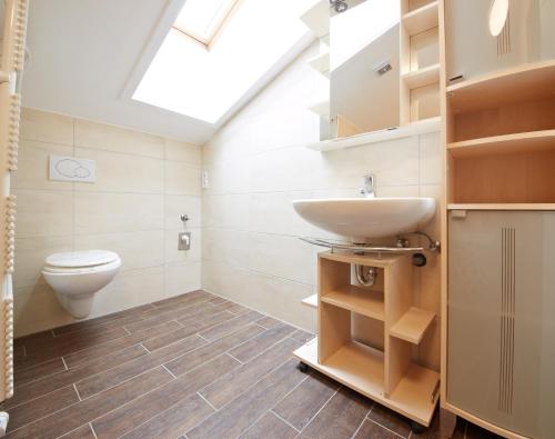 un baño con lavabo e inodoro en Holiday Lodge Central, en Saalbach Hinterglemm