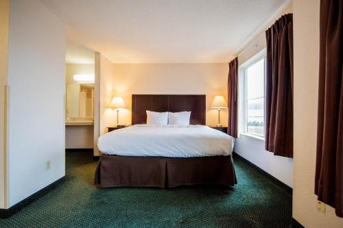 Ліжко або ліжка в номері Greystone Inn & Suites