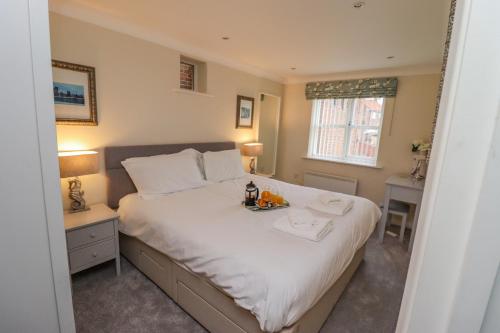 ein Schlafzimmer mit einem Bett und einem Tablett mit Obst darauf in der Unterkunft Grays Cottage in Whitby