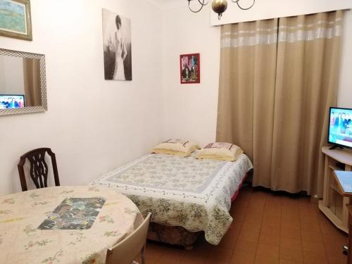 - une chambre avec 2 lits jumeaux et une télévision dans l'établissement Appartement au cœur de Nice, à Nice