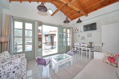 Port view apartment skopelos