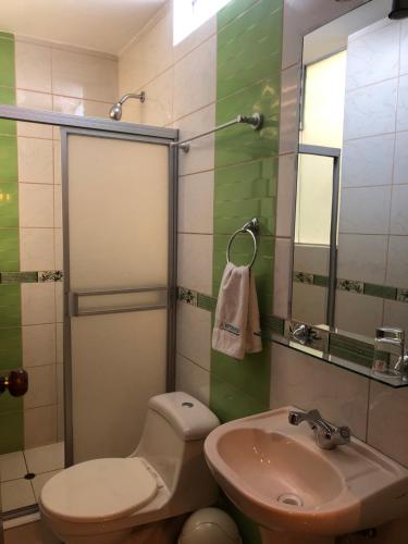 een badkamer met een toilet en een wastafel bij Hotel Imperial in Juliaca