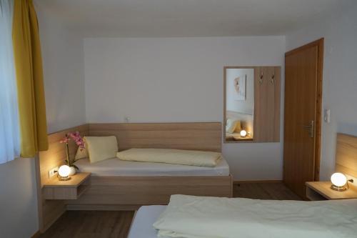Un pat sau paturi într-o cameră la Ferienwohnungen Jodlbauerhof