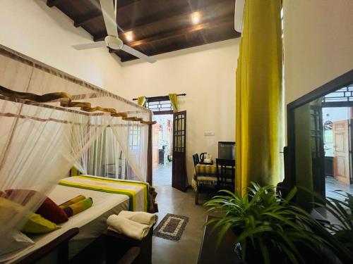 een slaapkamer met een bed met een klamboe bij Krishan Villa in Negombo