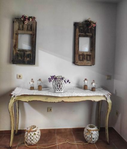 a table with two mirrors and a vase on it at Hotel Rural en Las Cascadas de Tobera in Tobera