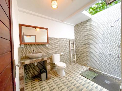 A bathroom at Enak Bungalow