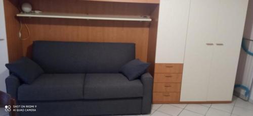 sala de estar con sofá y pared de madera en CASA MARE ANDORA, en Andora