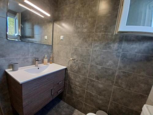 Ένα μπάνιο στο Beach House for up to 9 people near Olympia