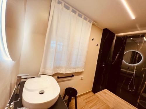 a bathroom with a white toilet and a shower at Agriturismo Le Fornase in Castelnuovo del Garda