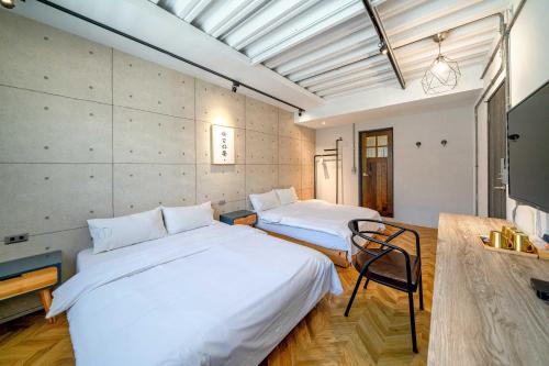 Een bed of bedden in een kamer bij Blue House Homestay