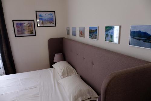 uma cama num quarto com fotografias na parede em La casa dei ciclisti em Ponti Sul Mincio
